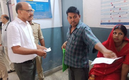 डीएम  ने किया तहसील हाटा और सामुदायिक स्वास्थ्य केंद्र हाटा का औचक निरीक्षण