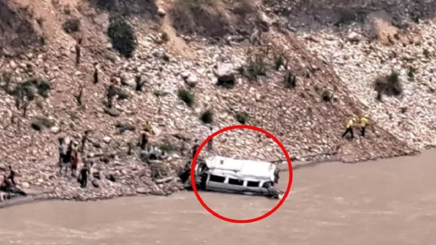 उत्तराखंड के रुद्रप्रयाग में बड़ा हादसा, अलकनंदा नदी में गिरा यात्री वाहन, 16 लोग बह गए