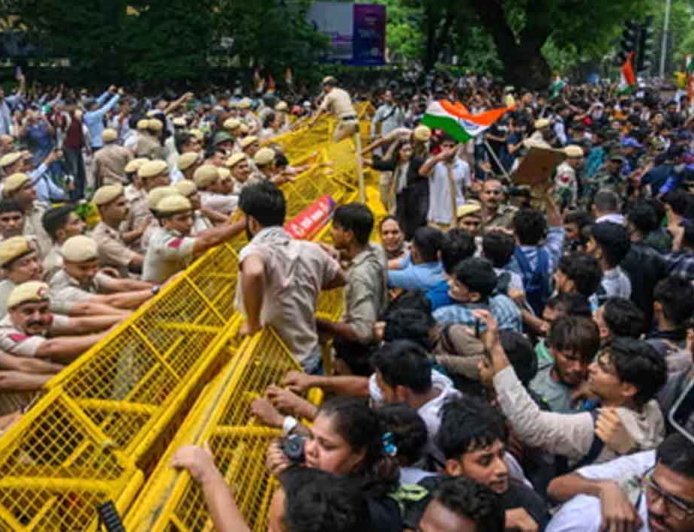 दिल्ली में विरोध-प्रदर्शनों का दौर; बंगाल से CRPF की 20 कंपनियां बुलाई गईं।