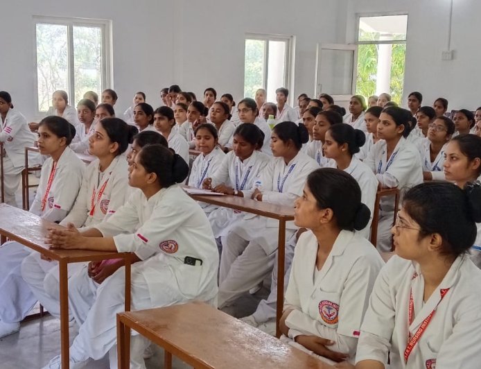 एस.टी.एन.टी. नर्सिंग इंस्टीट्यूट में जिला सेवायोजन कार्यालय द्वारा करियर काउंसलिंग संपन्न